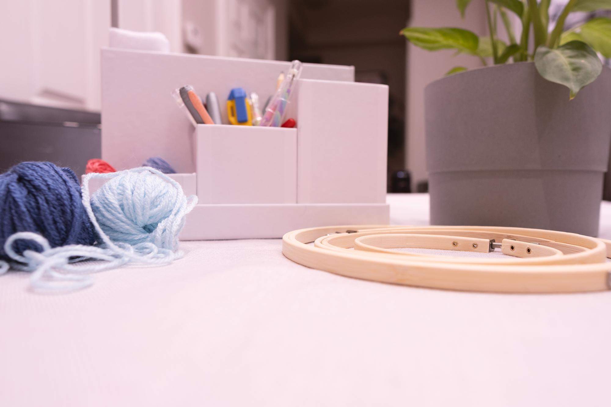 Tavolo da lavoro dell'atelier con filati e telai
