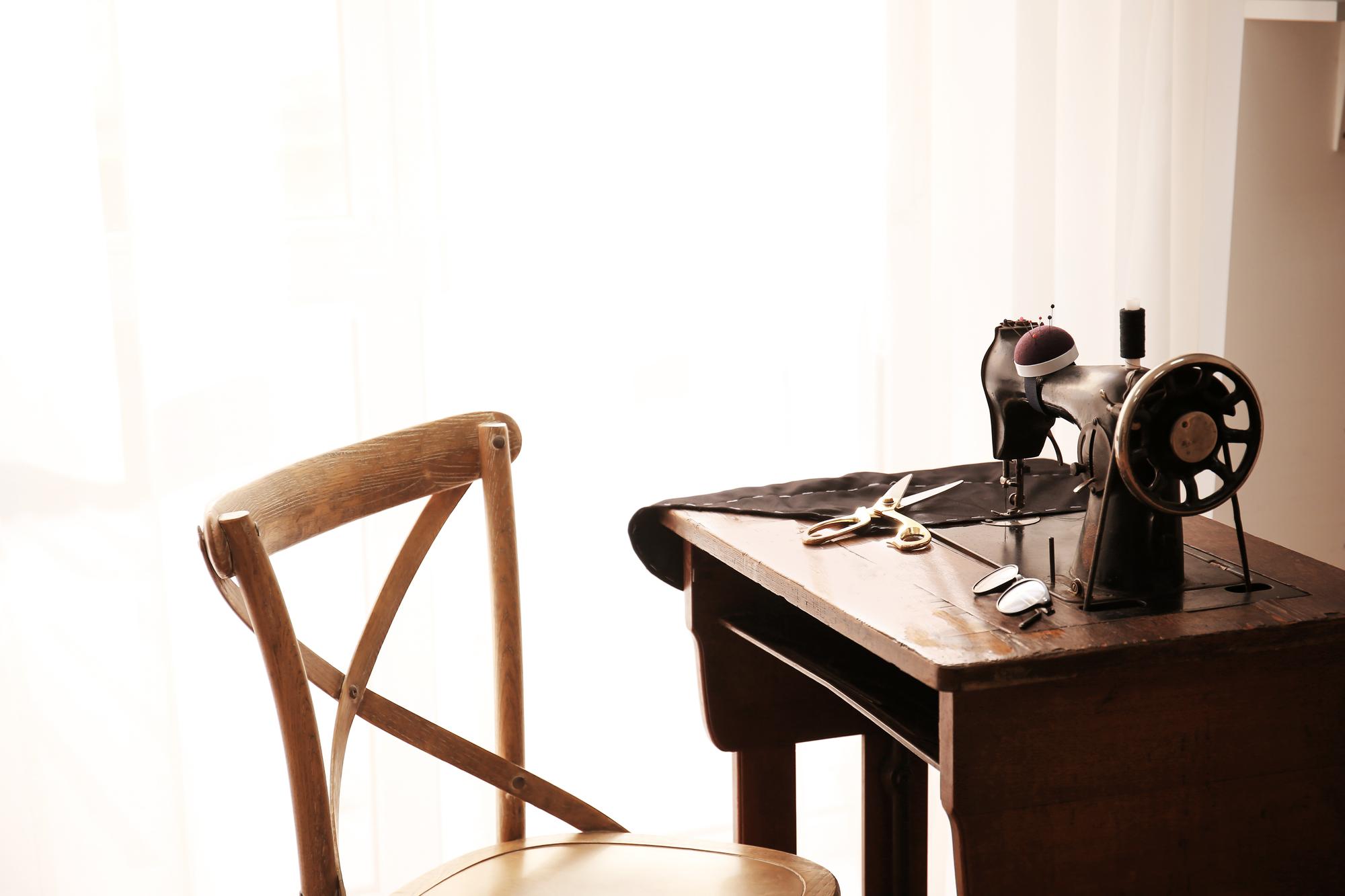 Studio con tavolo da lavoro e luce naturale